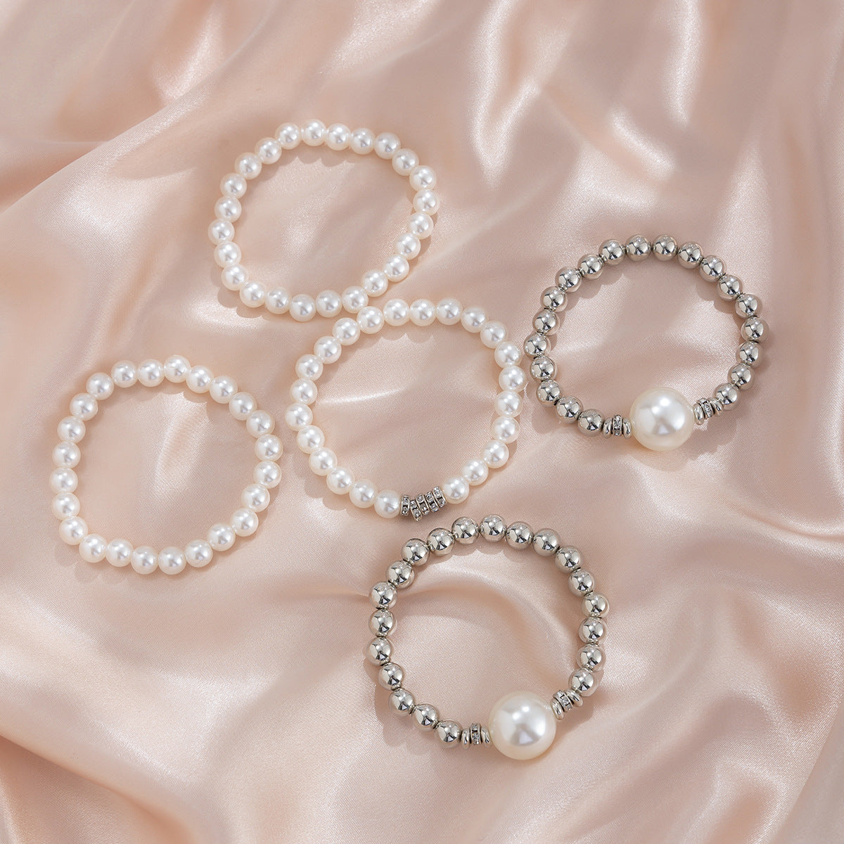 Exaggerated pearl layered bracelet